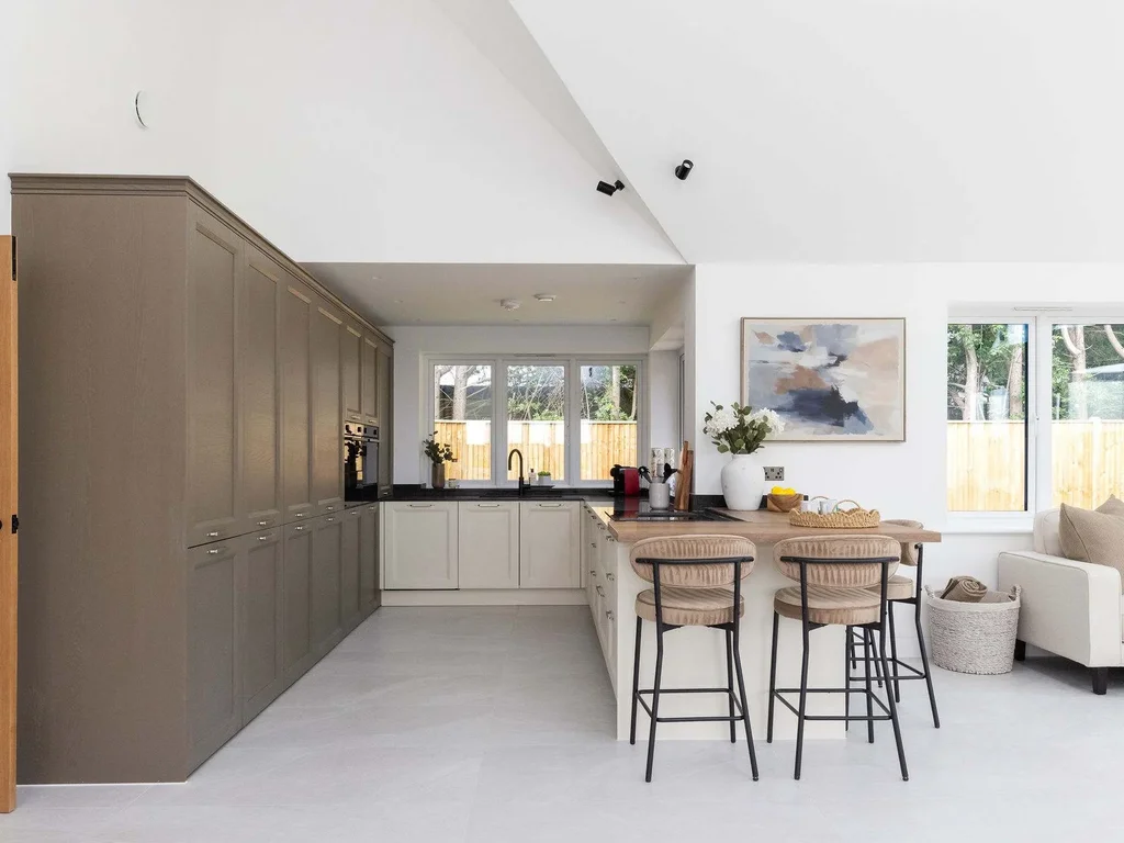 Spacious 6-Bed Home Near Goodwood