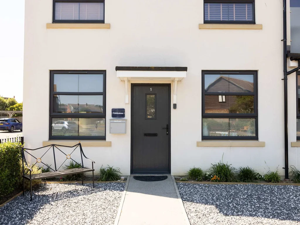Bright 2-Bed Apartment Near East Wittering Beach