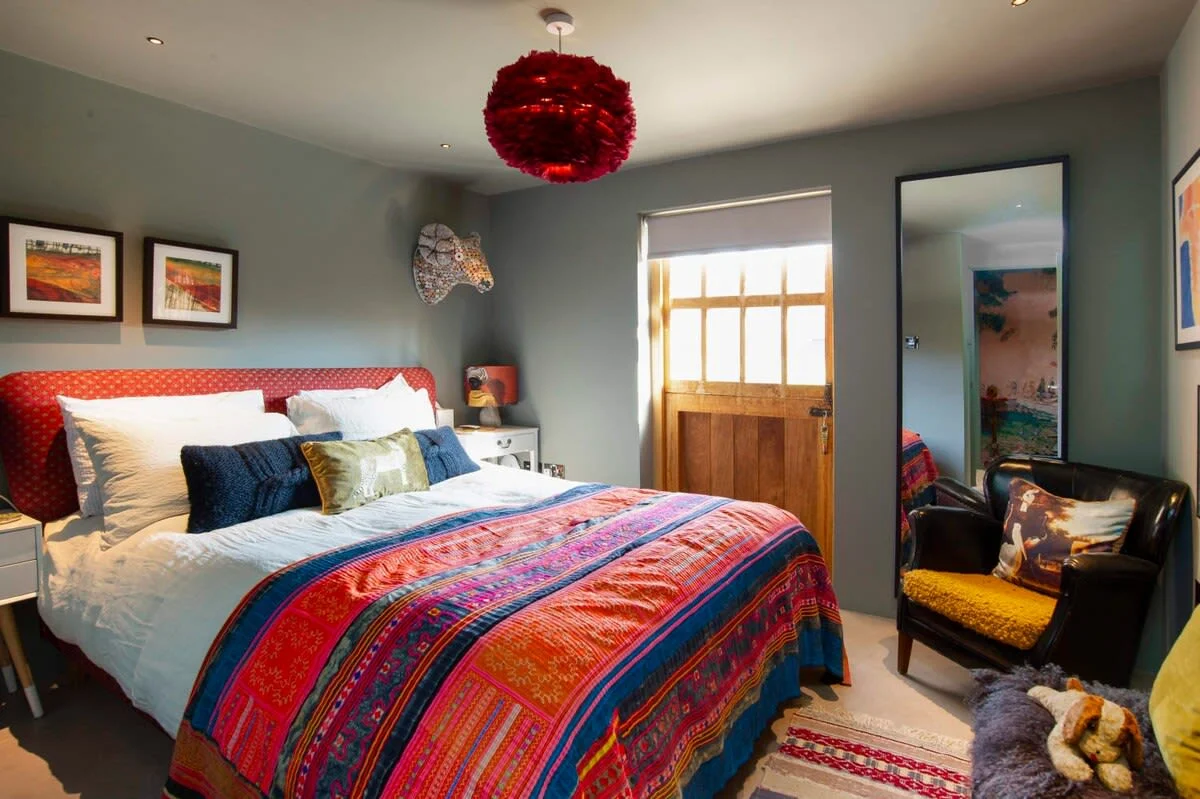 Another of the comfy king rooms, with colourful soft furnishing.