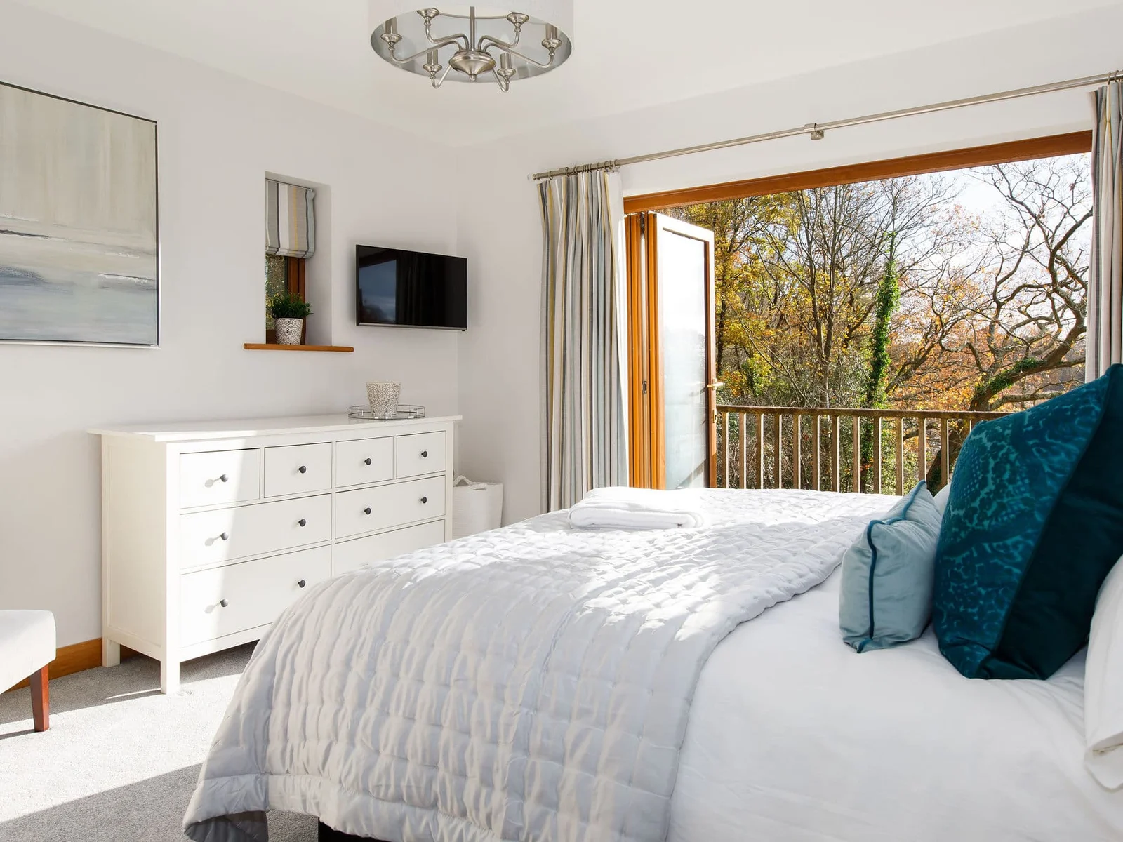 This king is light and bright with wonderful views from the balcony.