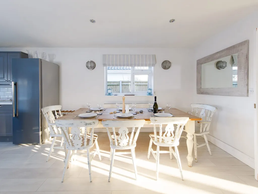 4BR Beach House sleeps 10 – 5 mins walk to the Sea