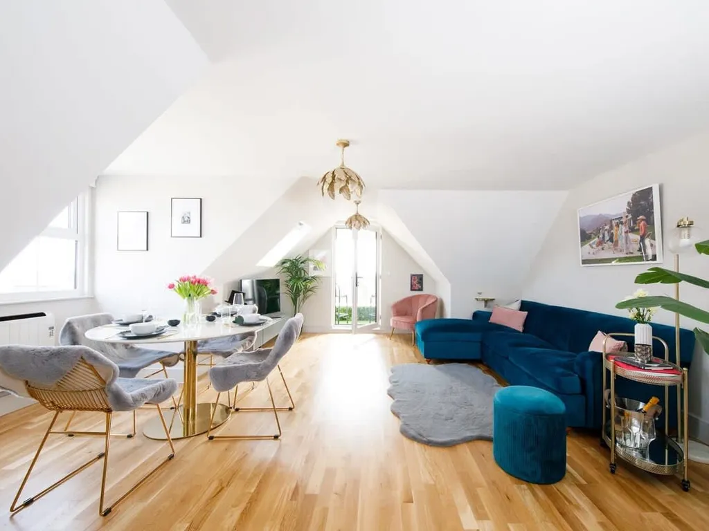 Stylish 2 Bed Apartment Nr Beach and Village