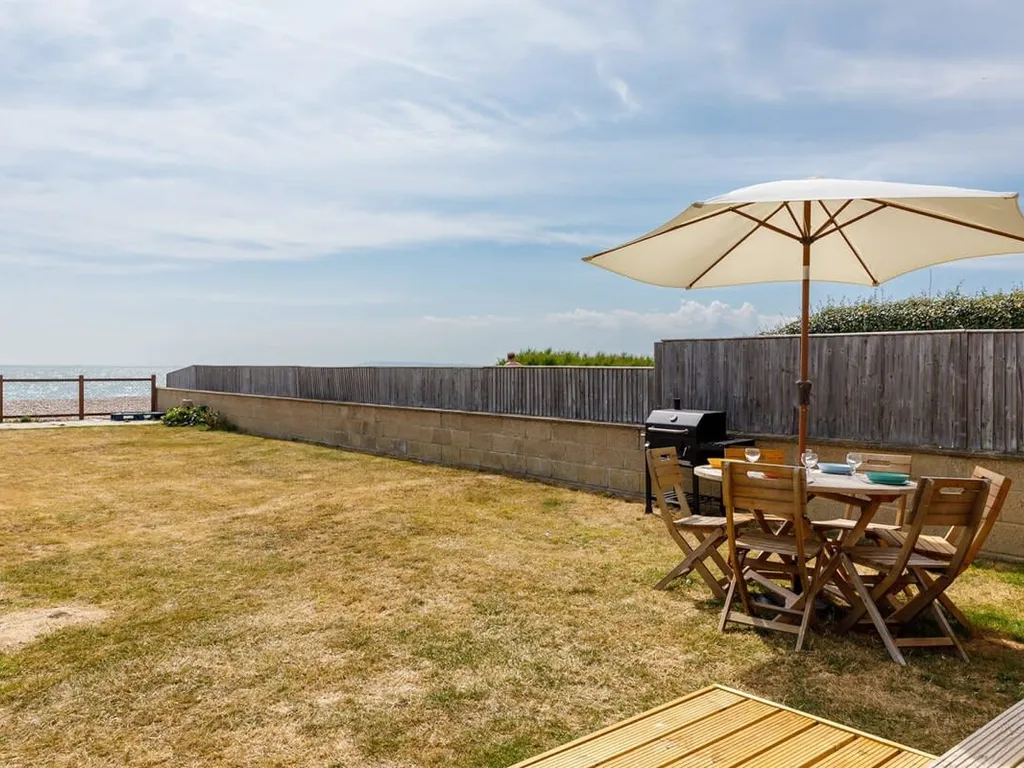 Sunny seafront chalet – sleeps 6