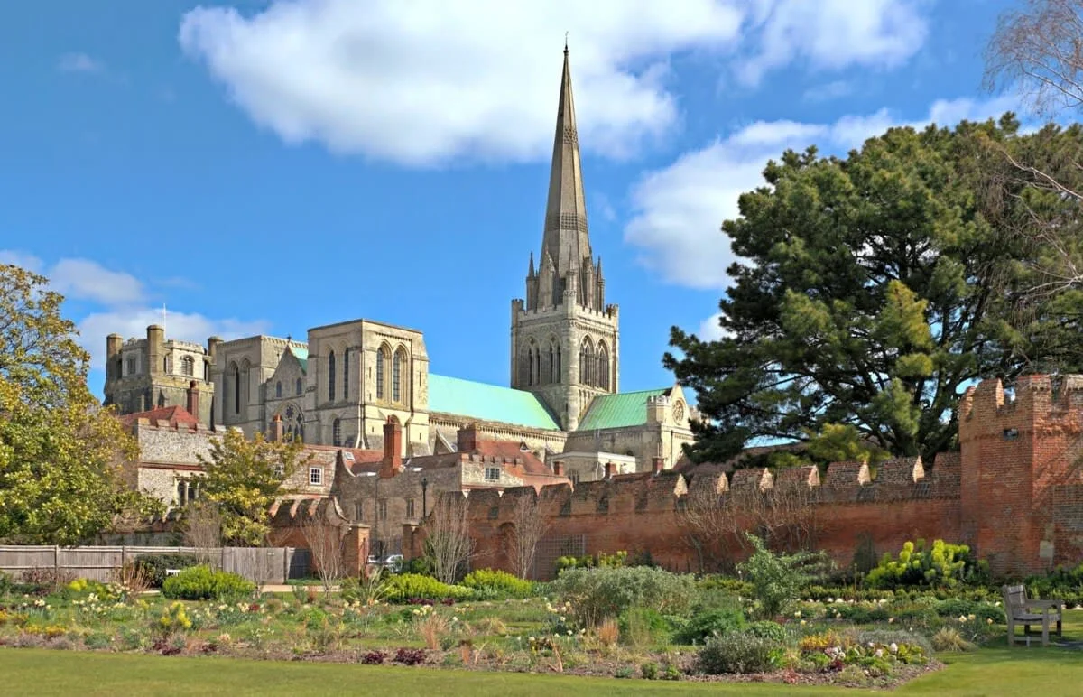 The Cathedral city of Chichester is 10 minutes drive from the home and has an array of restaurants, bars and shops.