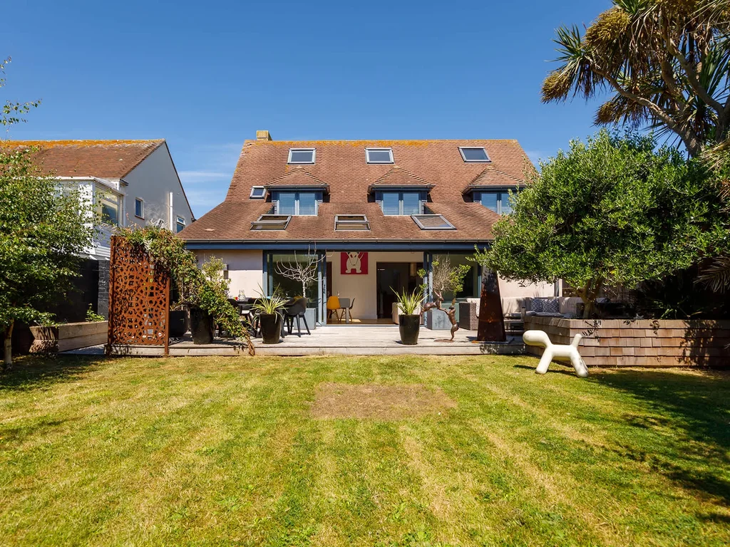 Gorgeous home for 12 – Walk to Beach – Sea View