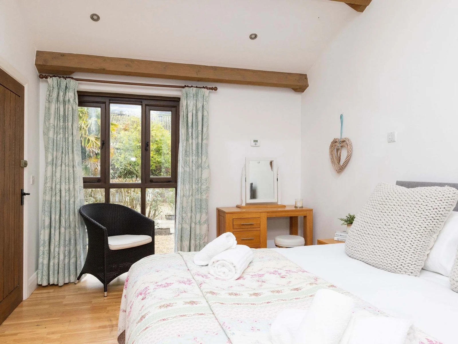 The large windows let in plenty of light and sunshine.