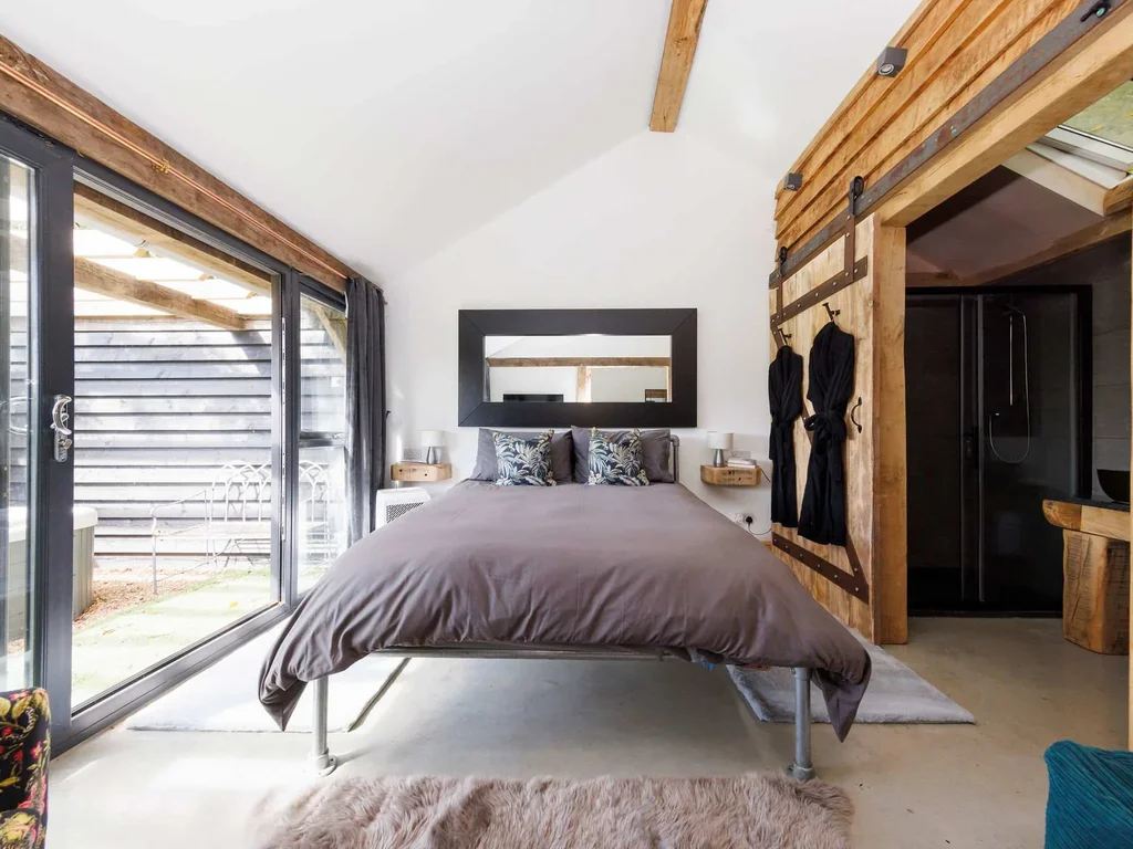 Romantic Countryside Lodge with Hot Tub