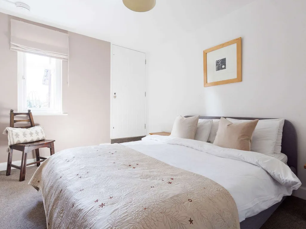 Modern 4-Bed Countryside Retreat with Garden