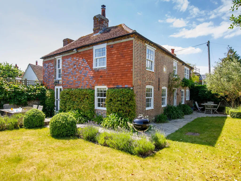 Country cottage in pretty village / quay views