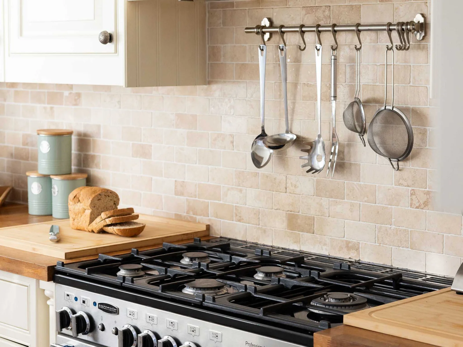 Gas hob, grill and oven.