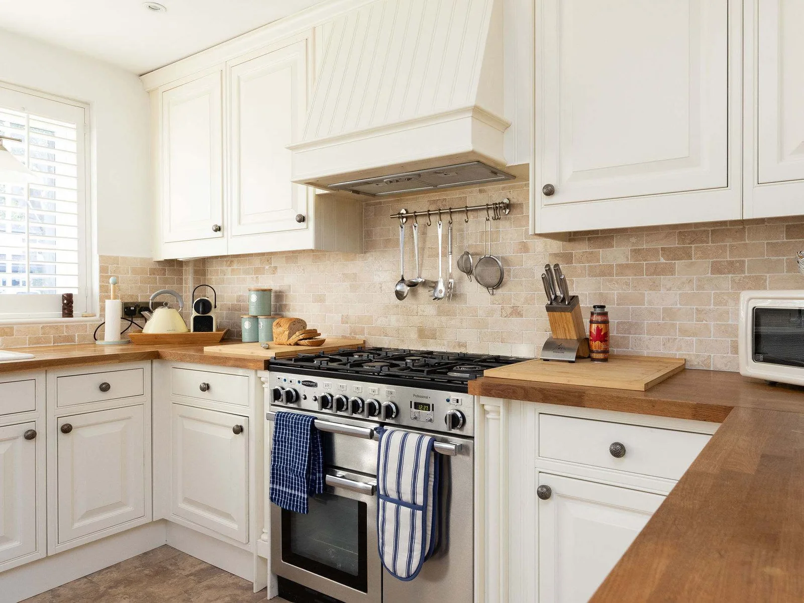 The fully equipped kitchen has everything you need to prepare all meals and snacks.