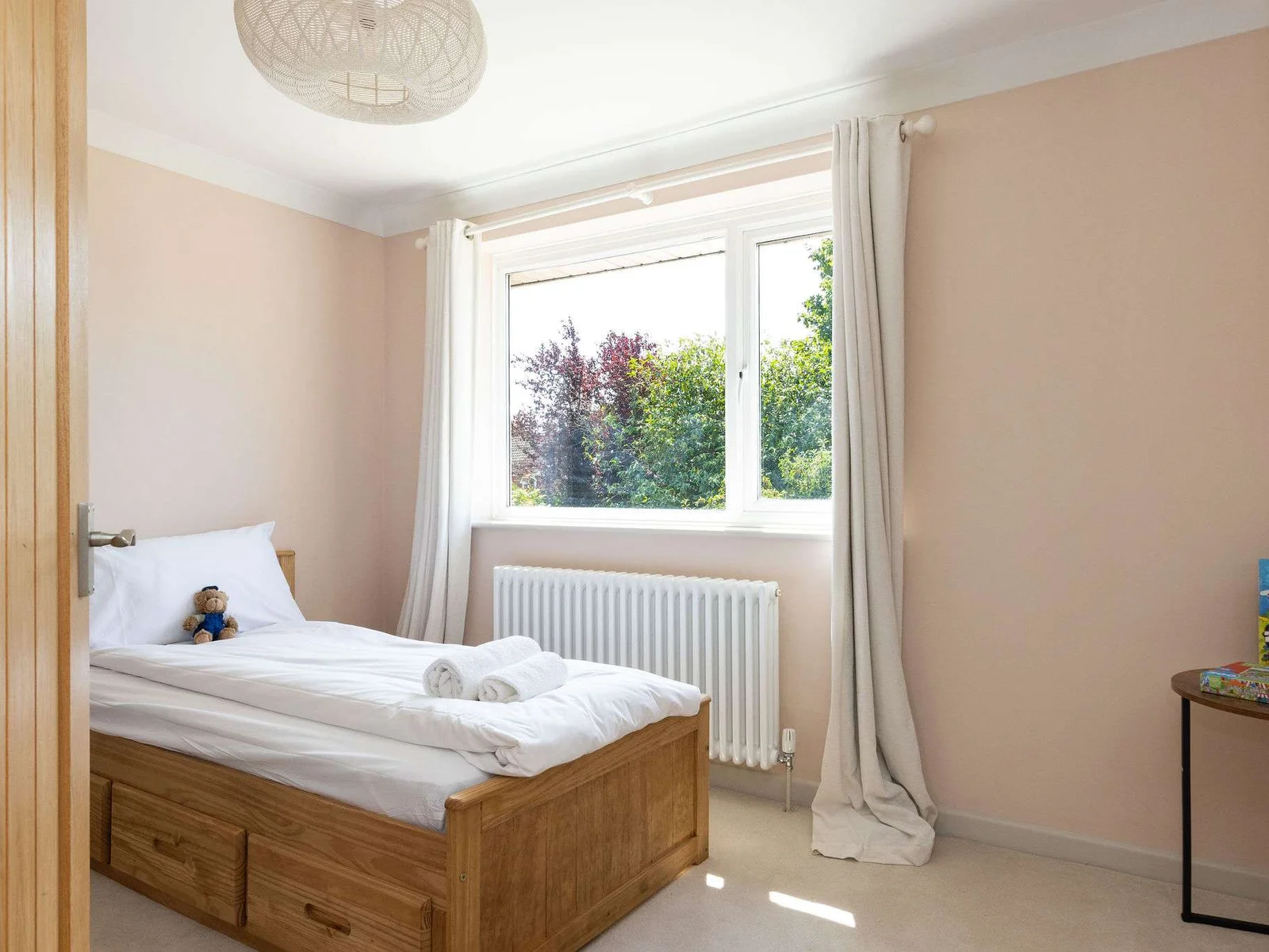 Bright and homely single bedroom with plenty of natural light, offering a cosy and comfortable private space for one guest.