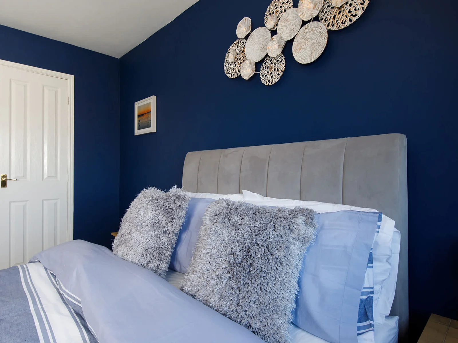 This double room has a built-in wardrobe space with hangers.