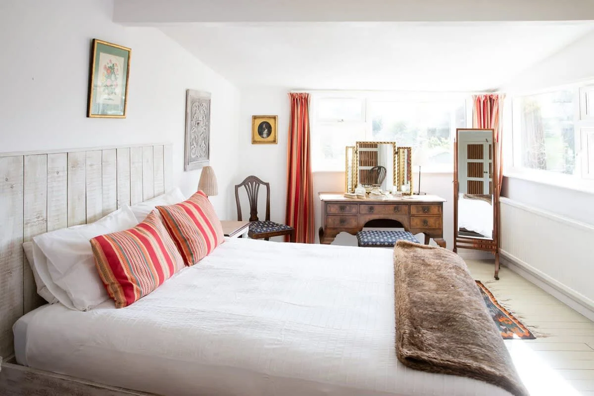 The master room has a dressing table, mirror and extra seating. Perfect for getting ready for dinner in Chichester or a nearby pub.