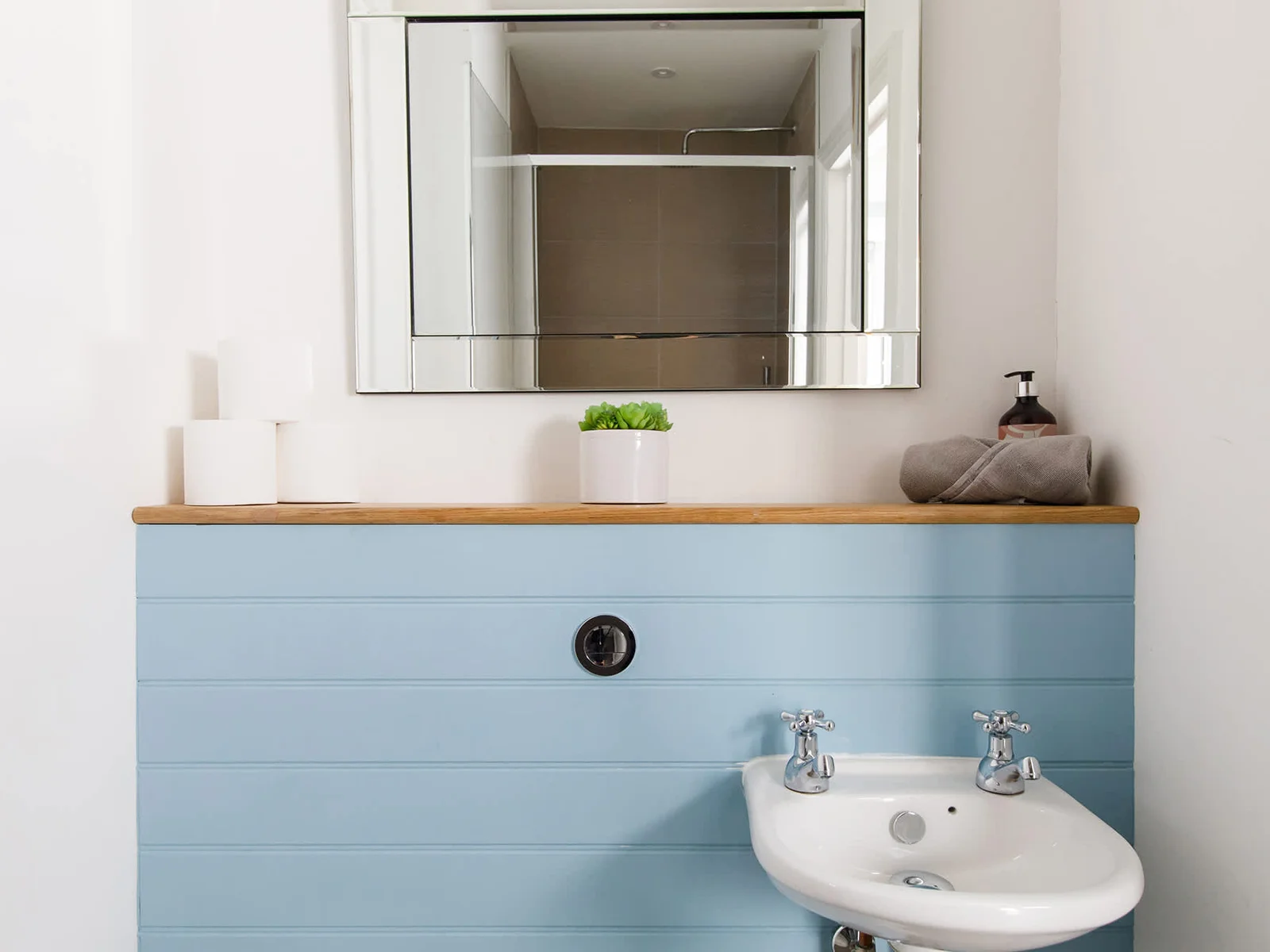 An en suite bathroom can be found off the king size bedroom