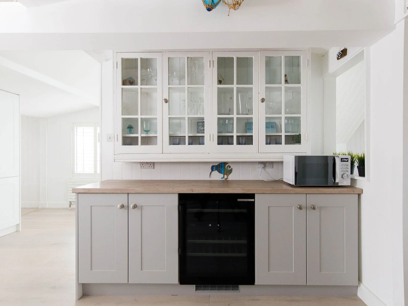Plenty of countertops to utilise along with glasswear for your stay.