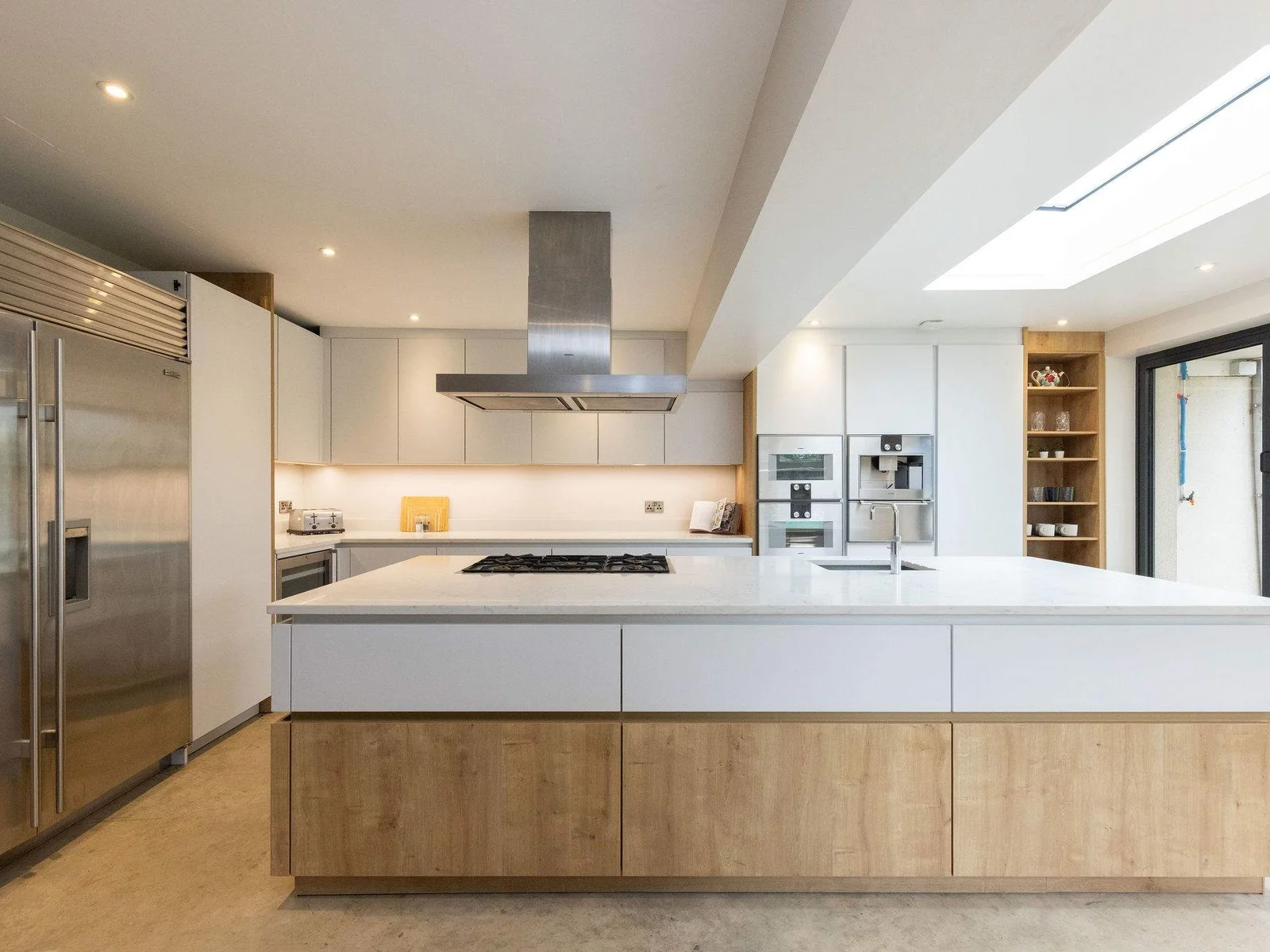This fully equipped kitchen has everything you need to cook and prepare meals!