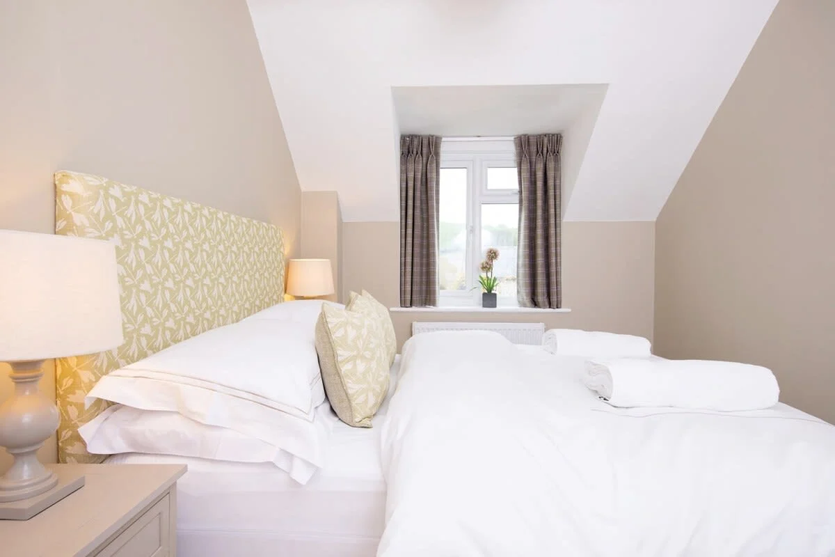 Both rooms have quality linen, bedding and towels.