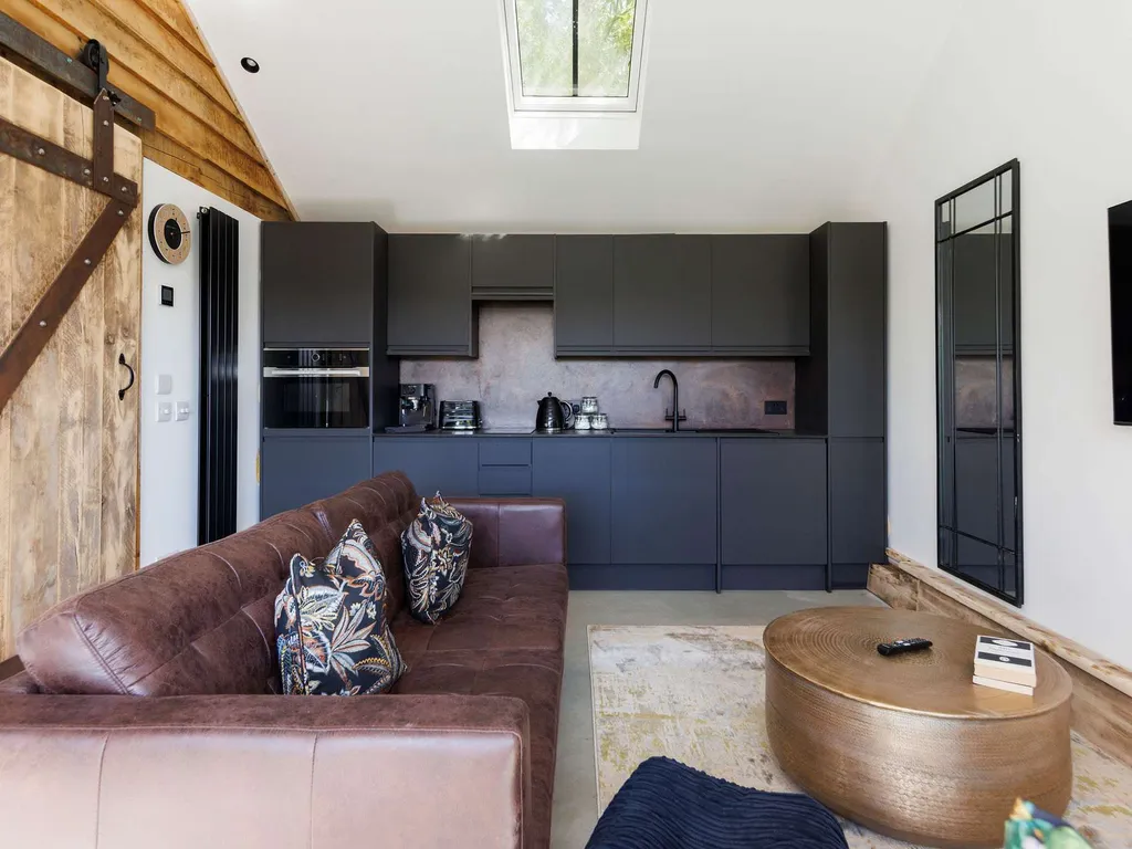 Romantic Countryside Lodge with Hot Tub