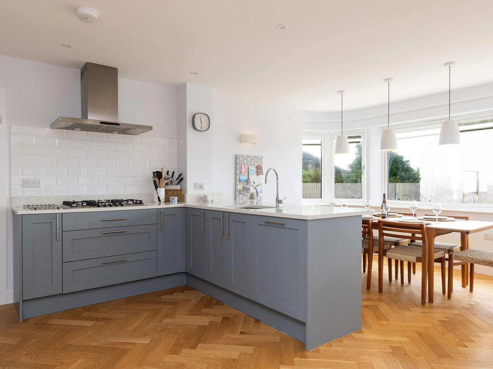 Cook, dine and enjoy the sea just beyond the windows
