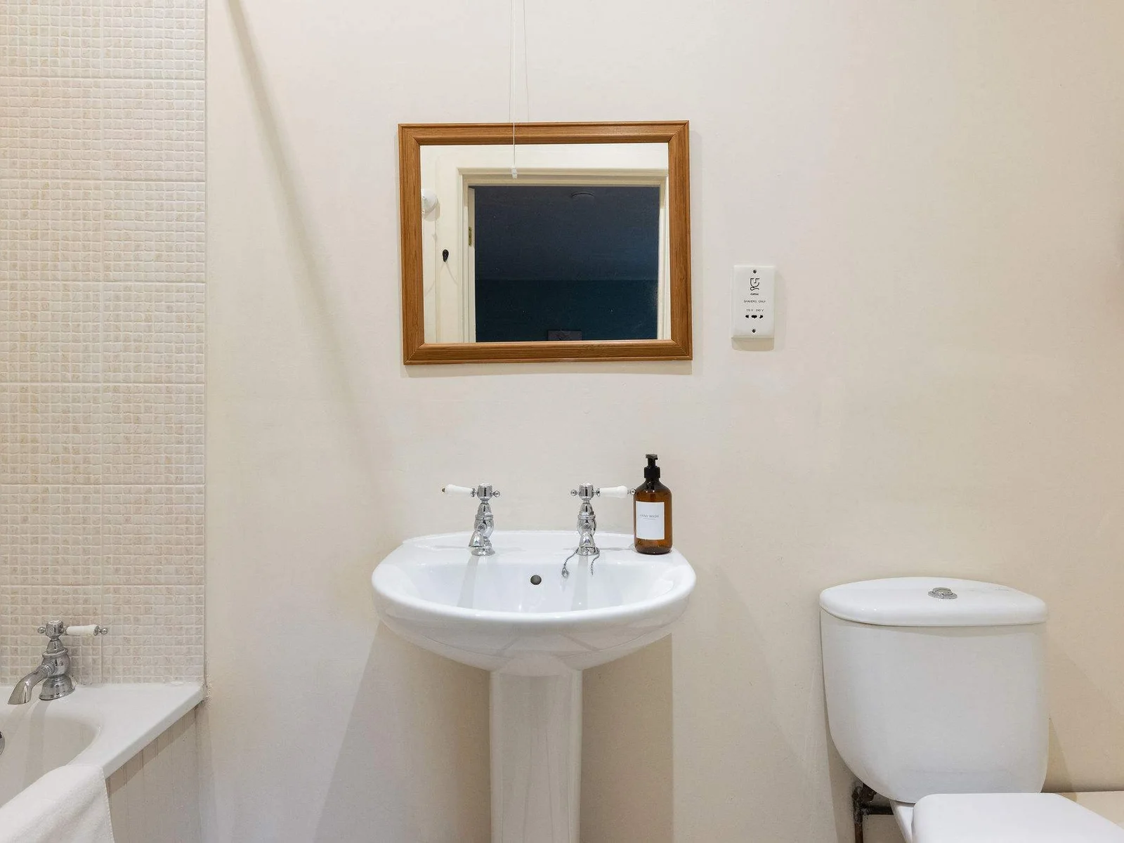 Ensuite to master king room in The Dairy.