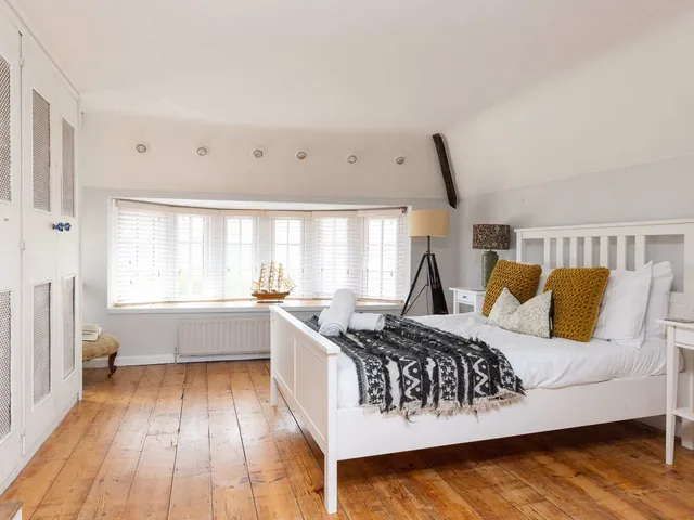 Cosy Character Cottage by the Sea