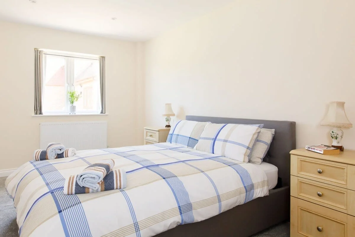 There is a kingsize bed with en suite bathroom