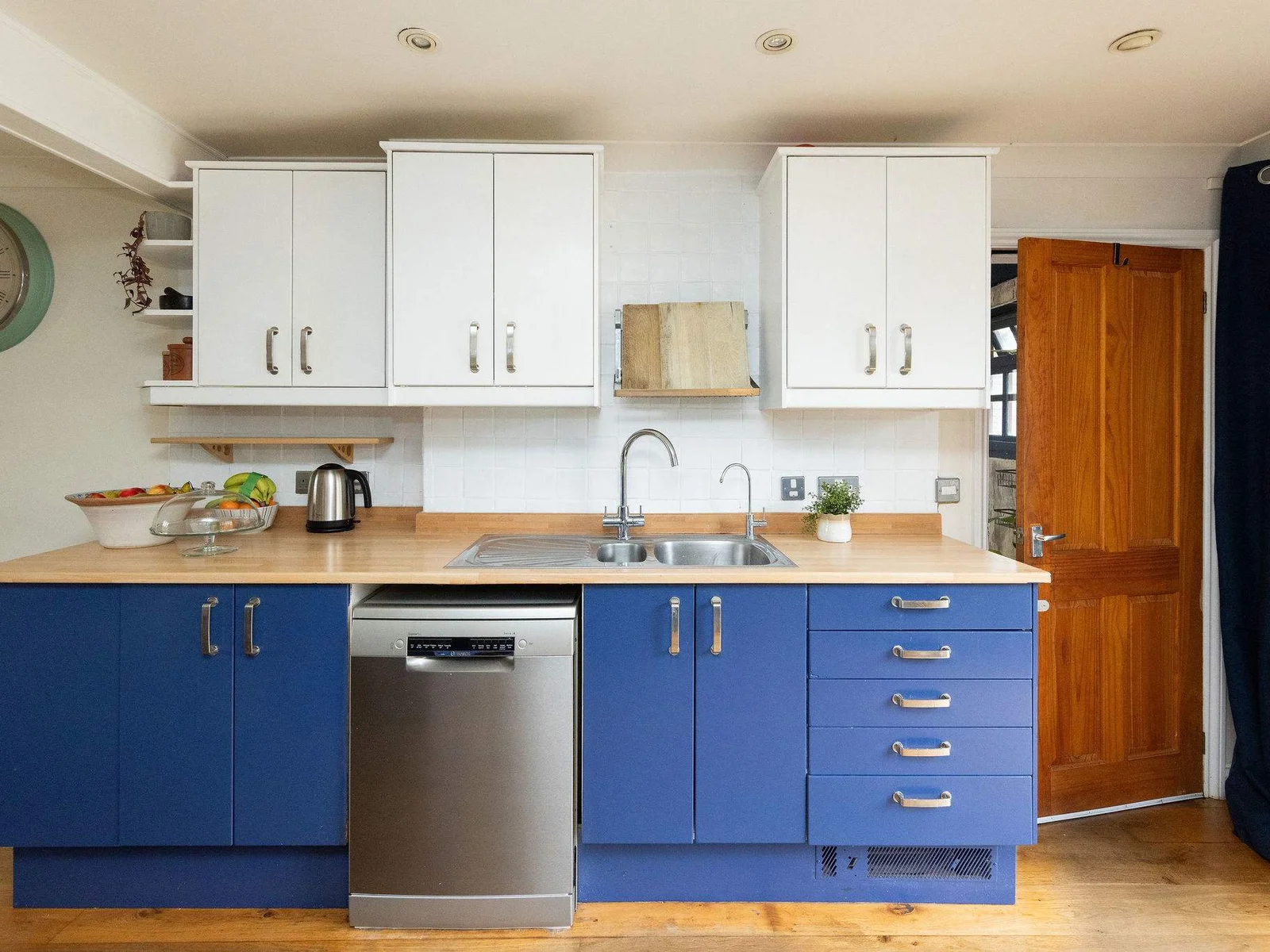 Dishwasher, sink and plenty of storage
