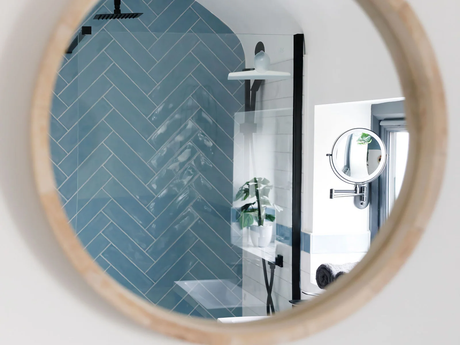 The beautifully appointed bathroom has tranquil blue & white tiling.