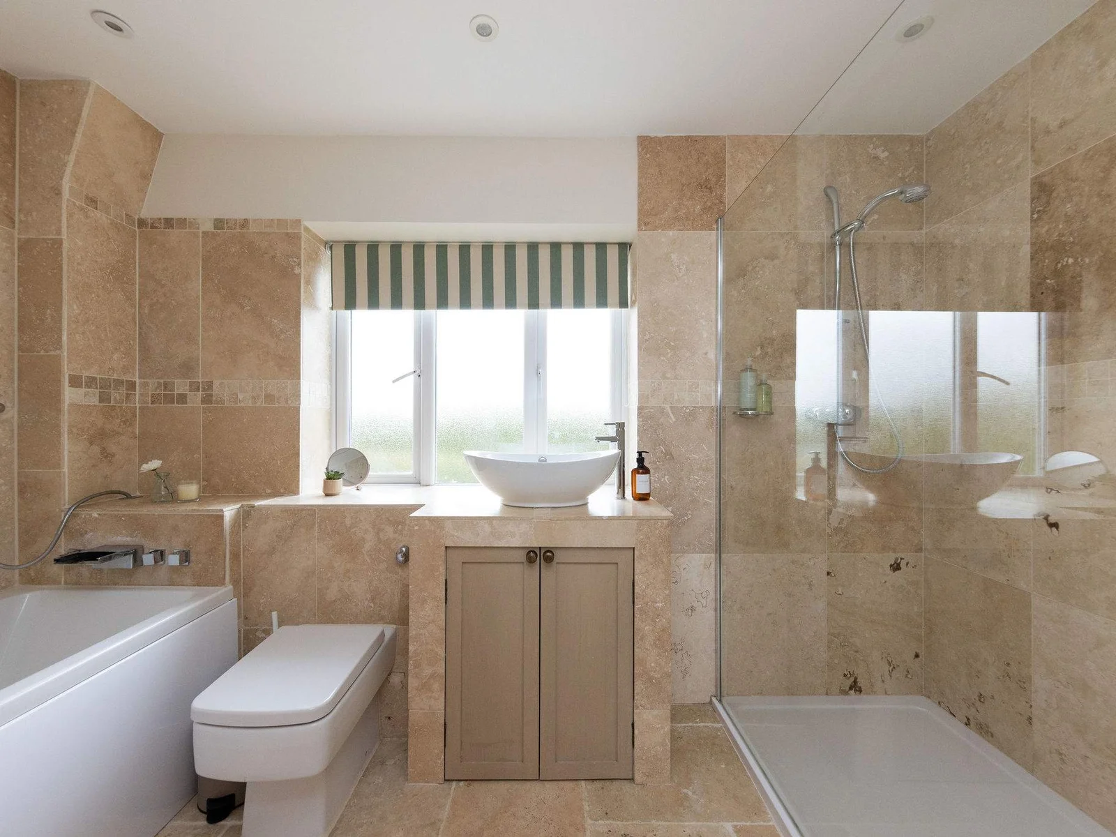The master en-suite is a real highlight. Whether you’re starting the day with a refreshing shower or ending it with a long soak in the bath, the master en-suite gives you the perfect choice...