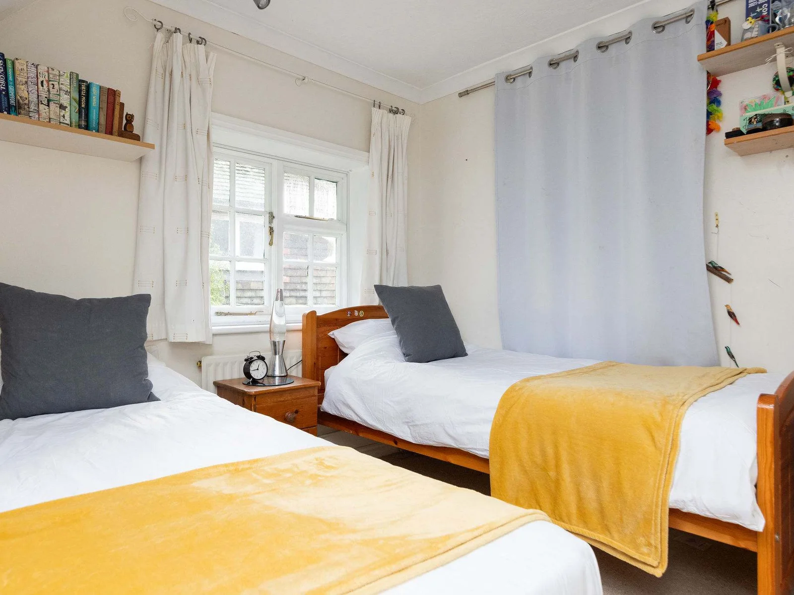 2 full size single beds