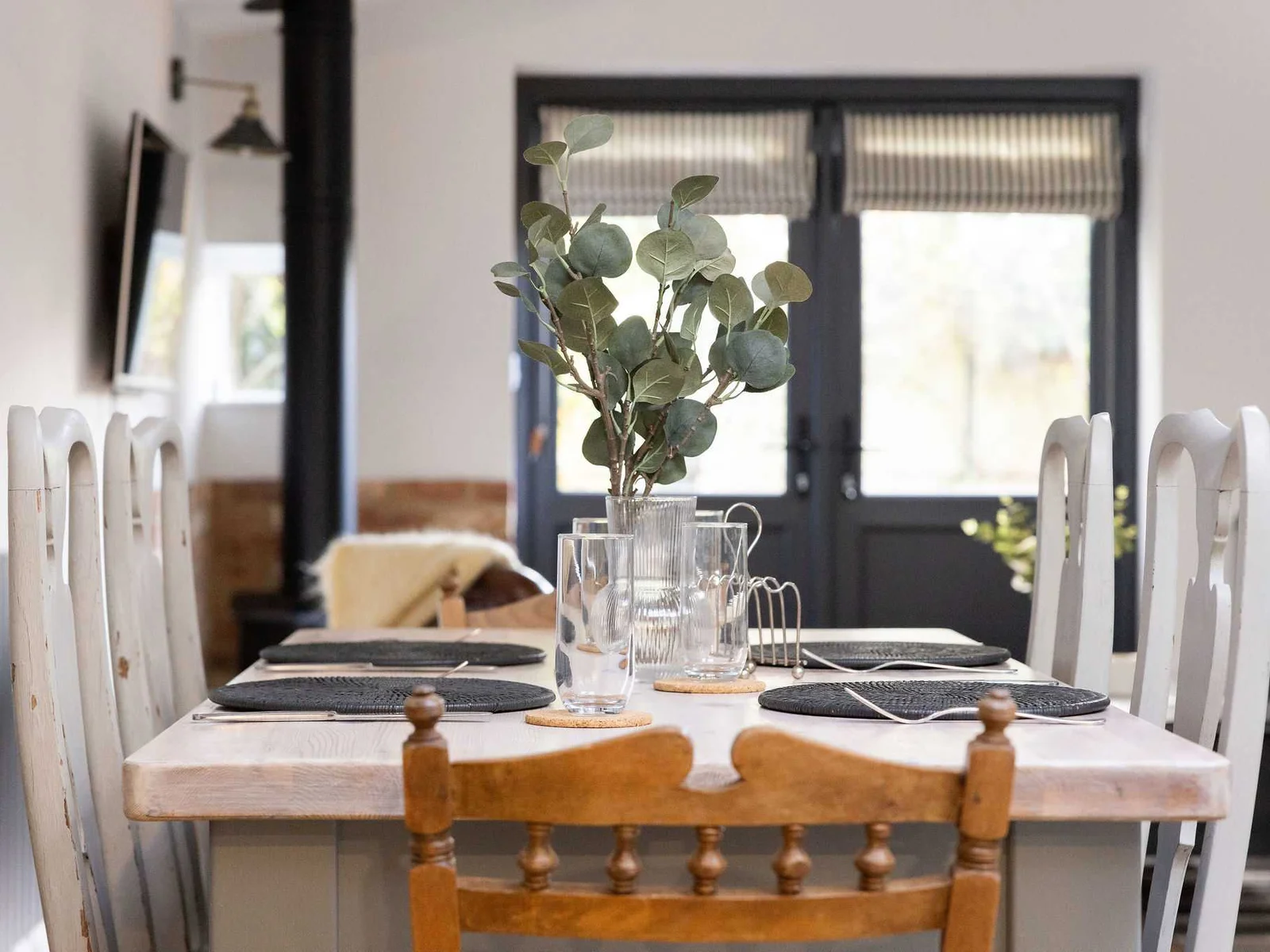 Invite friends over for dinner with the seating for 6 persons!