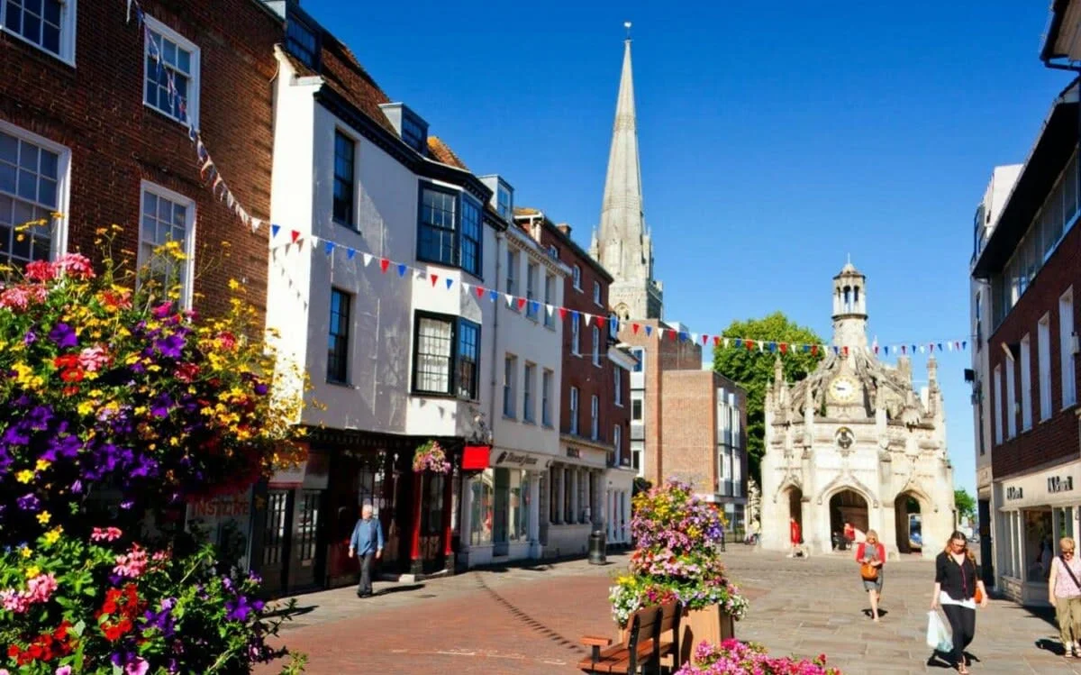 Chichester with its variety of restaurants, bars and coffee shops is just 10 minute's drive away