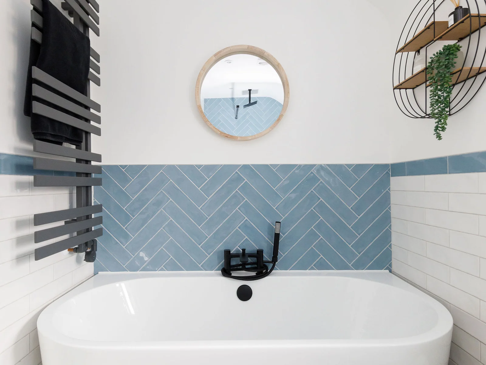 Relax in the separate freestanding bath.
