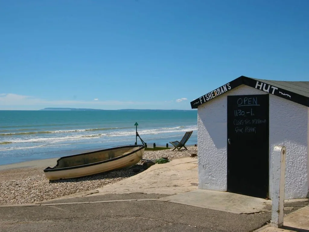 Stylish Beachside Apartment for 5 with Sea Views