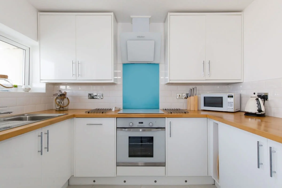 The fully-equipped kitchen has everything you need to prepare breakfast, lunch, dinner and beach picnics.