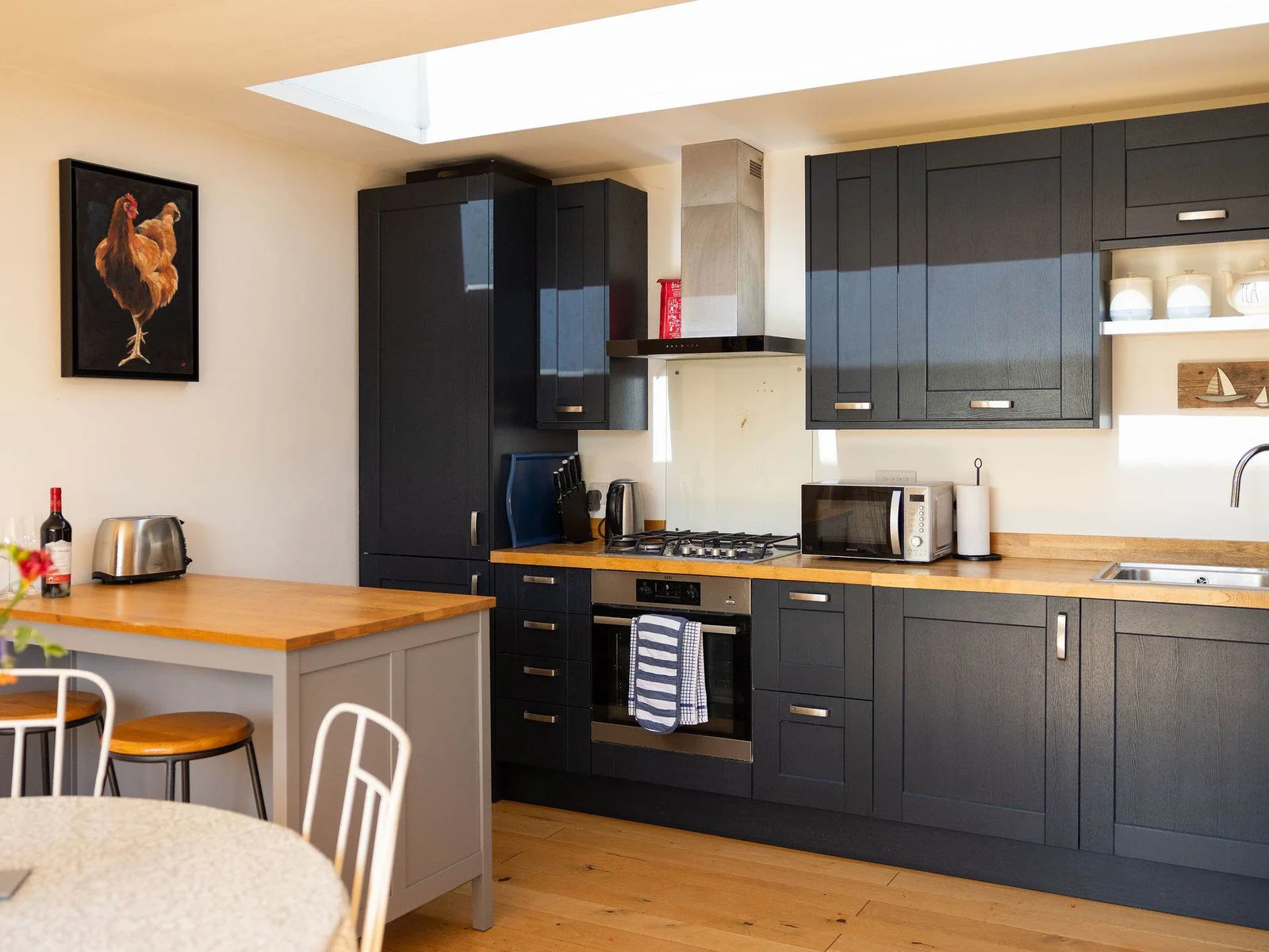 Cook delicious meals in this modern and well-equipped kitchen!