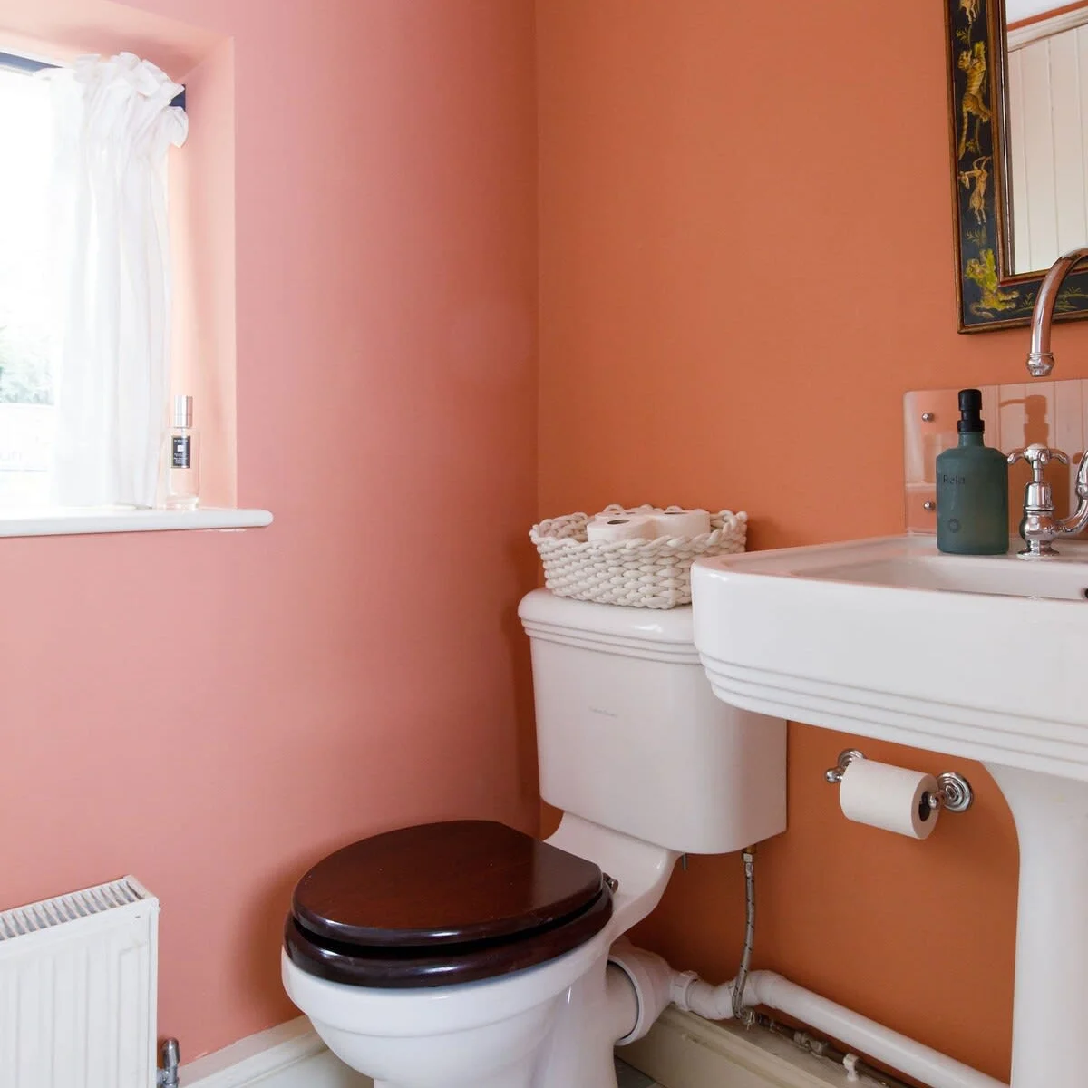 The downstairs cloakroom with WC and sink.