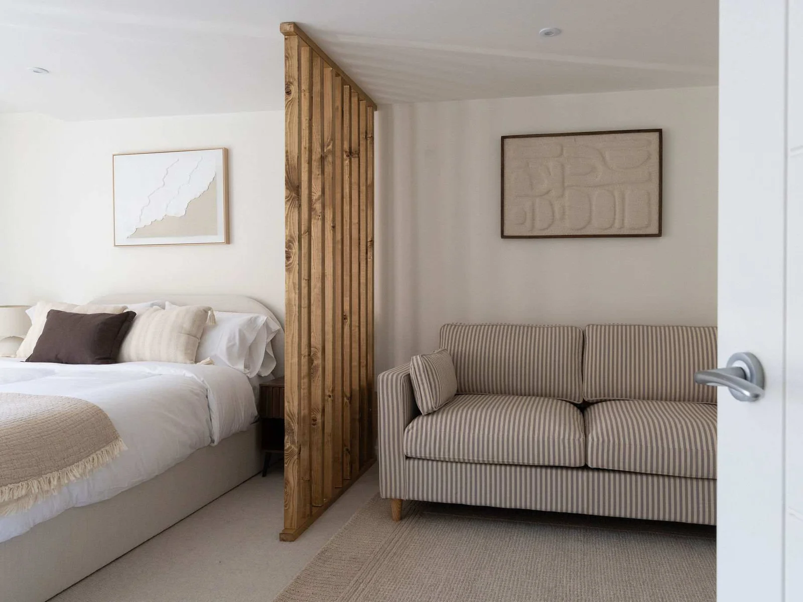 Spacious family-friendly bedroom with cosy seating, ideal for groups enjoying a stylish city break.