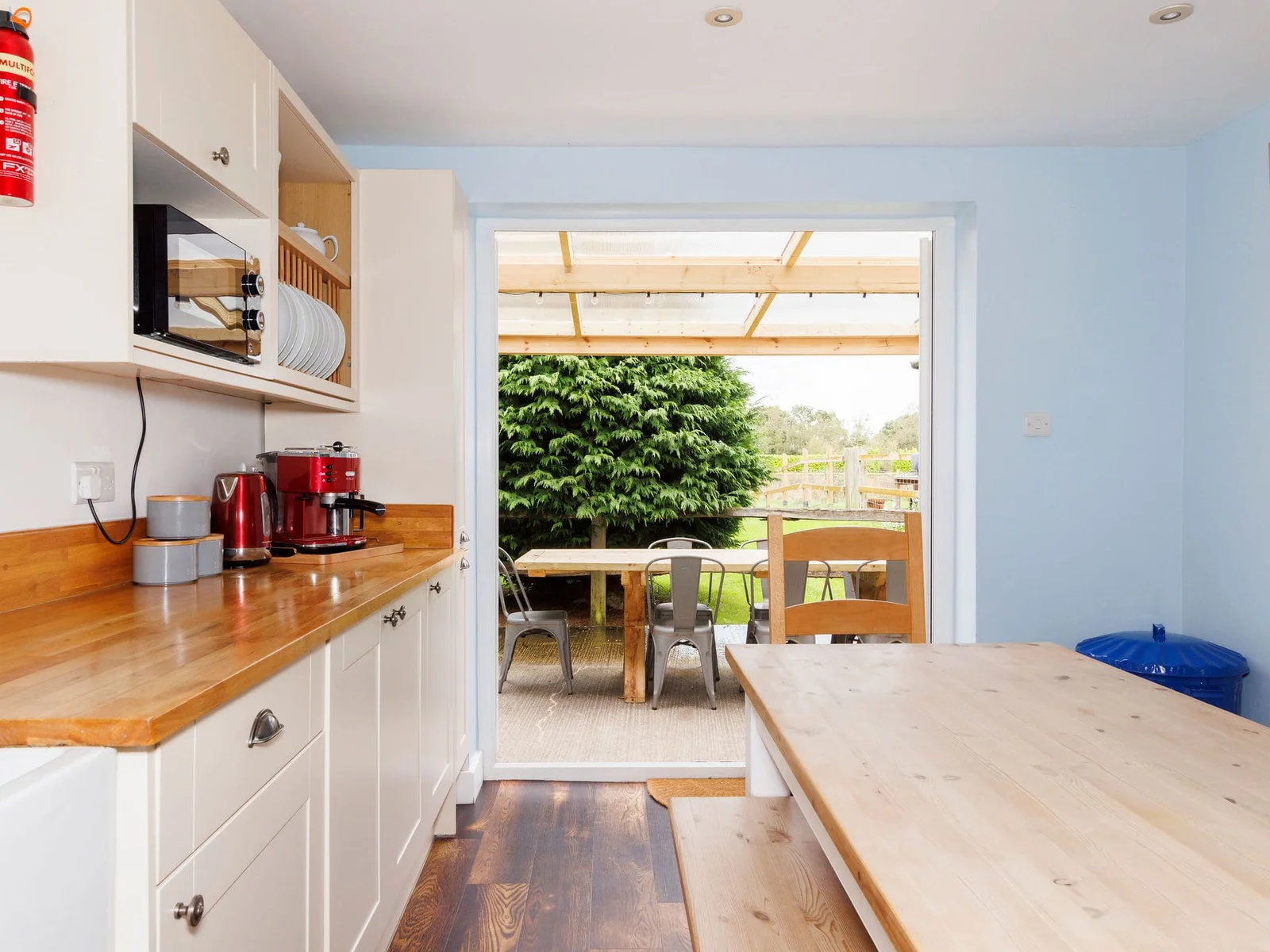 The bright and cheerful kitchen opens onto the garden, bringing the beauty of nature inside.