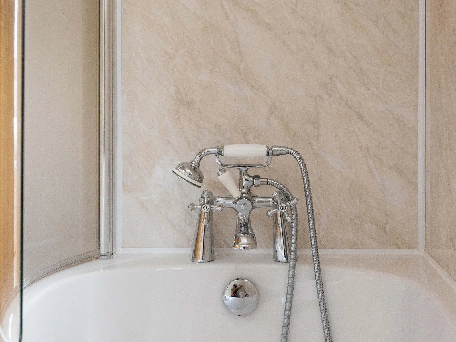 The en-suite bath also features a handheld shower, giving guests the flexibility of either a quick shower or a relaxing soak.