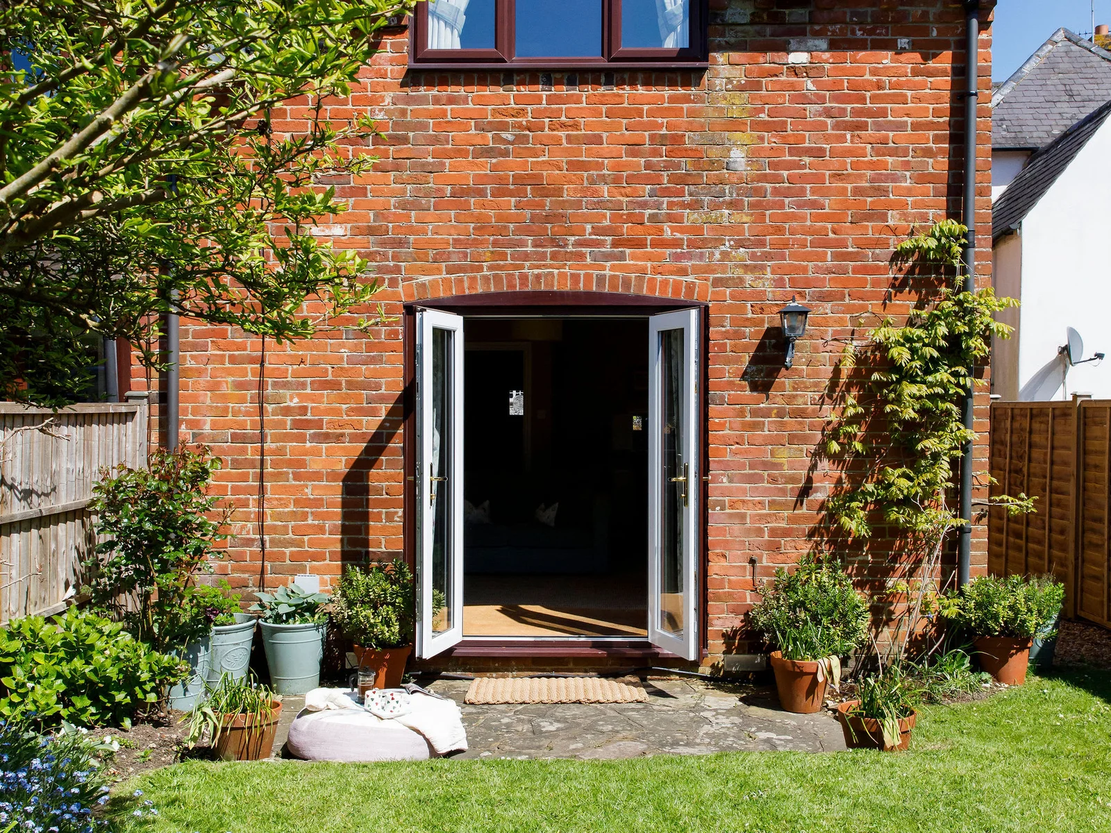 Enjoy the charm of our brick cottage with its inviting French doors leading to the garden. A perfect blend of rustic charm and modern comfort awaits you.