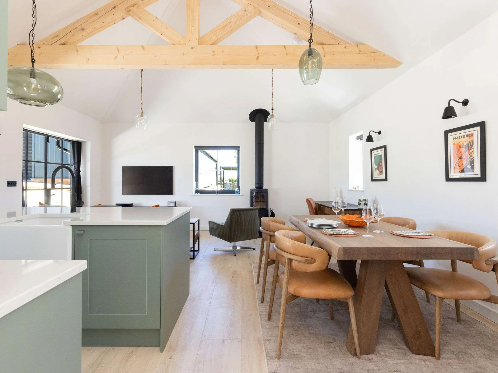 Share relaxed meals beneath vaulted beams, with open-plan comfort made for cosy countryside evenings together.