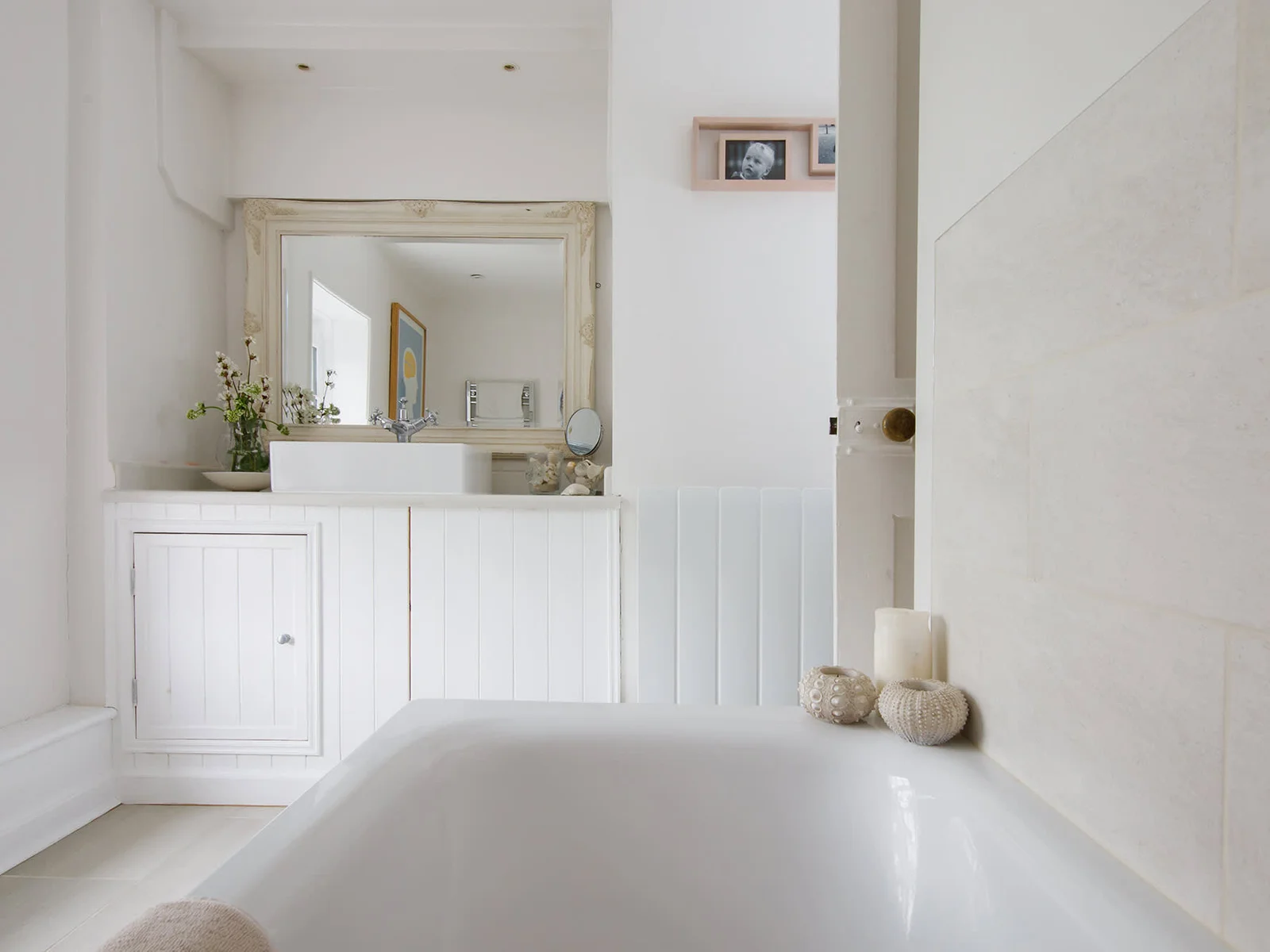 This one comes with a bathtub, ideal for long and relaxing bubble baths
