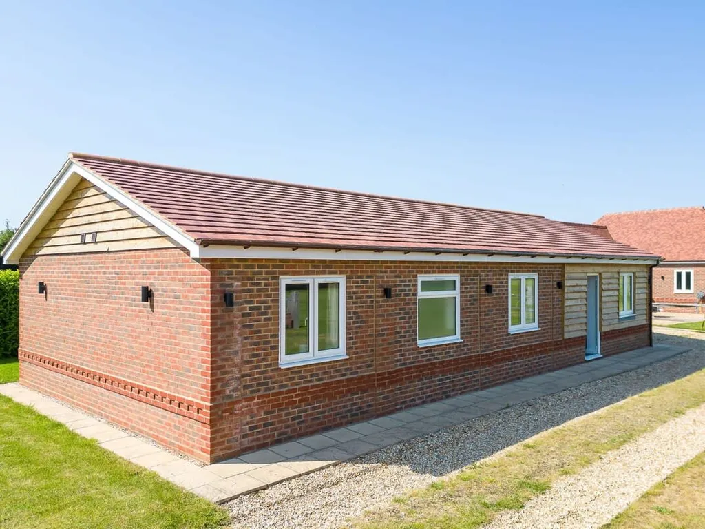 Countryside Bungalow for 4 Close to Beaches