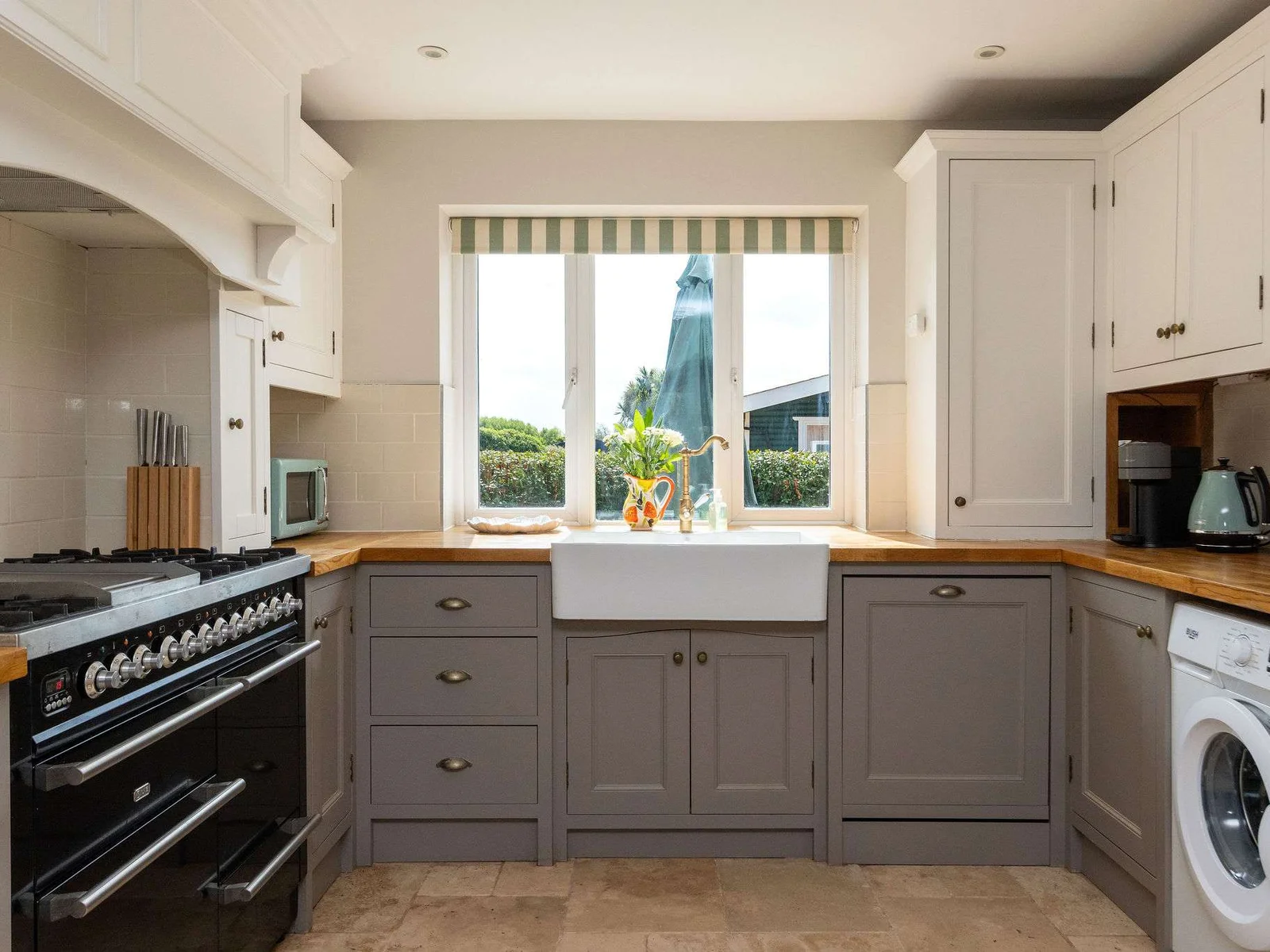 A charming country kitchen made for slow mornings and easy evenings — pour a coffee by the window, cook something delicious on the range, and enjoy the relaxed rhythm of a stay in rural Sidlesham.