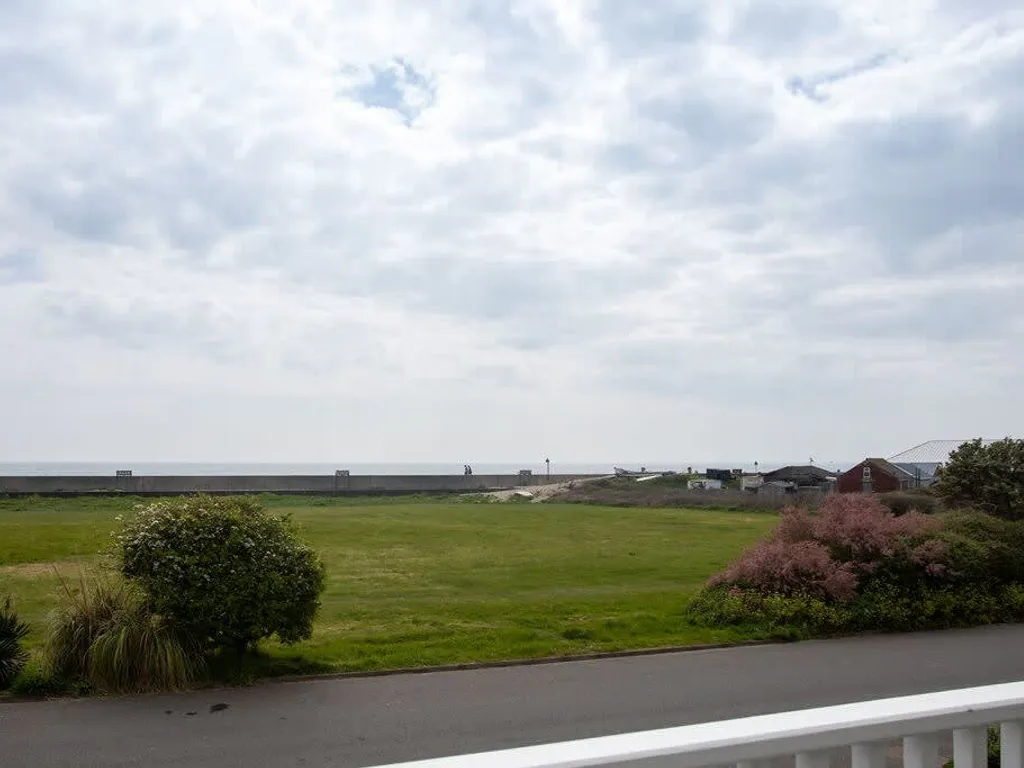 Bright & Modern Selsey Seafront Home