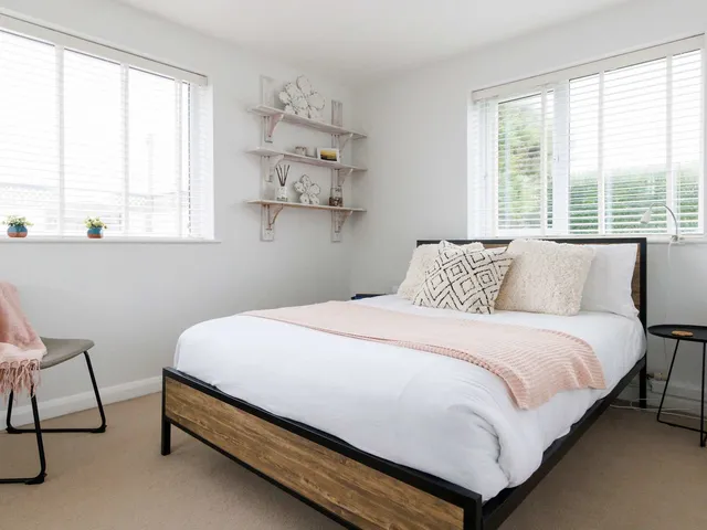 Beach house for 8 with hot tub & garden