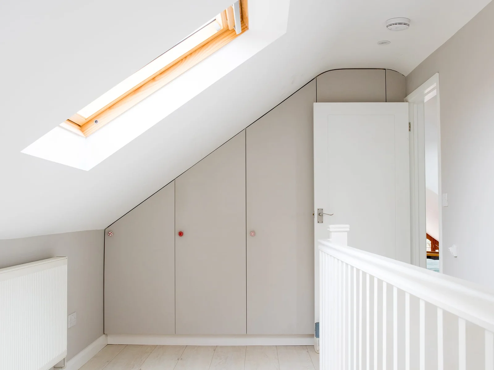 Roof windows make the entire upper floor extremely bright during the day.