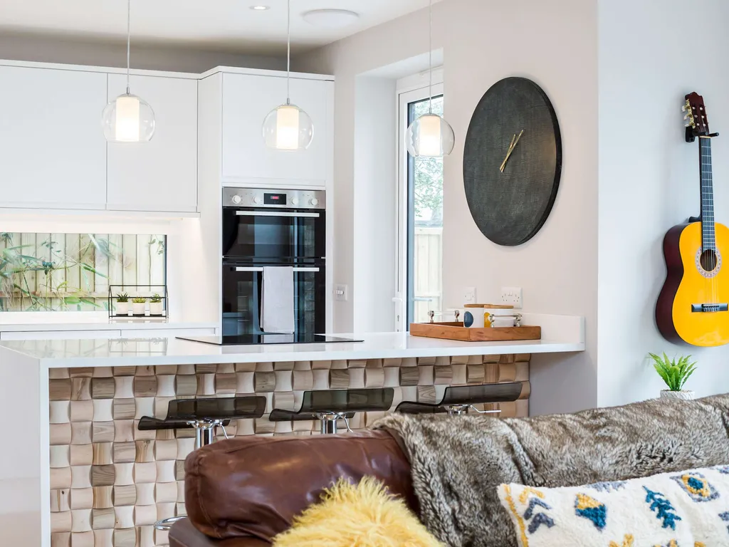 Stylish new home with parking – king beds, garden